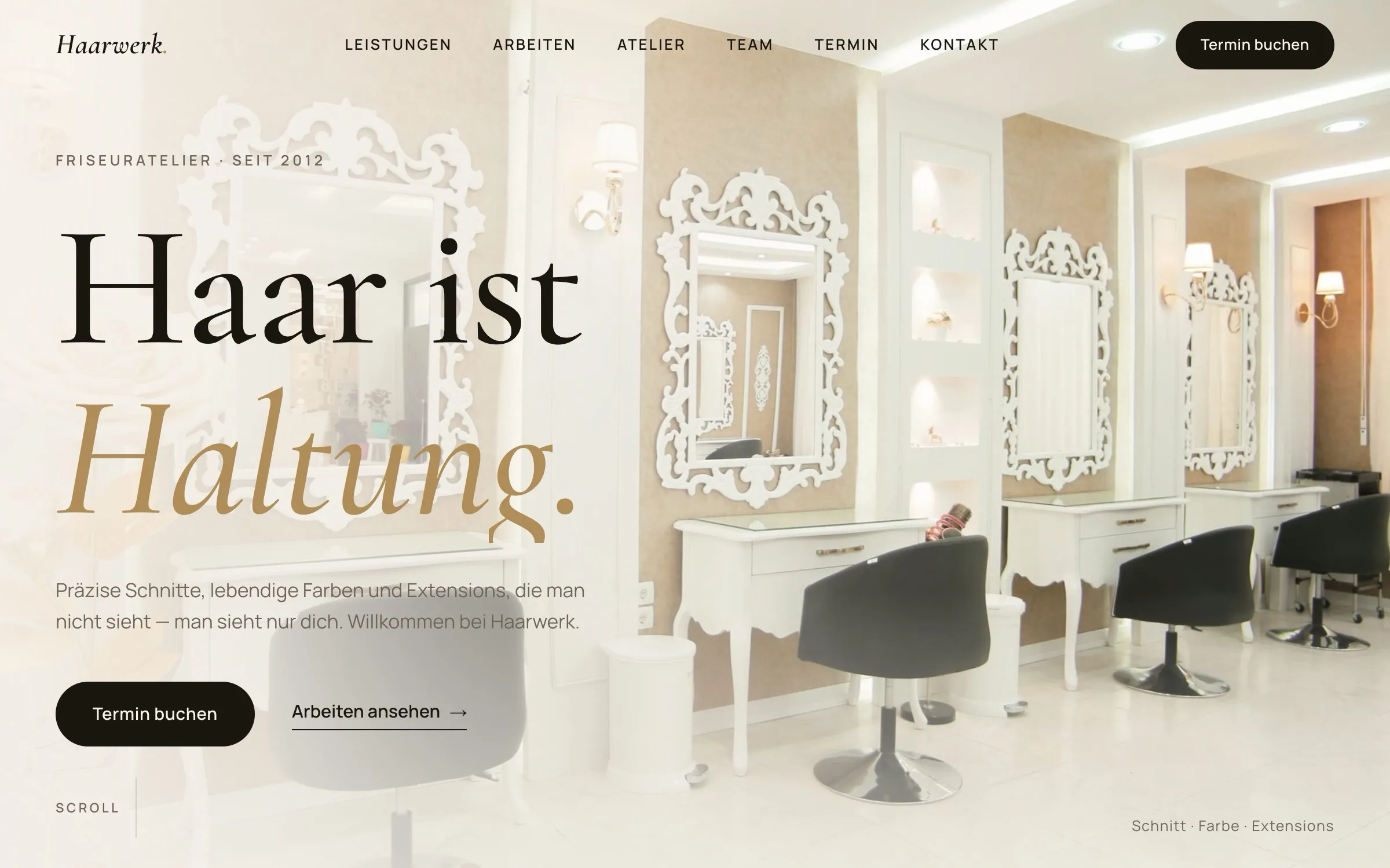 Startseite des Beispielprojekts Haarwerk: Überschrift „Haar ist Haltung.“ über einer hellen, minimalistischen Aufnahme des Salons mit weißen Barockspiegeln und Stylingplätzen
